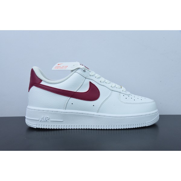 Tênis Nike Air Force 1 07 White Noble Red